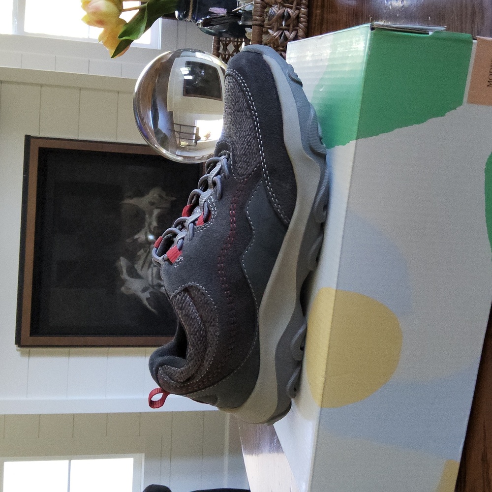 Earth Origins slip-in Tennis Shoes.  Suede.  6W New, in-box.